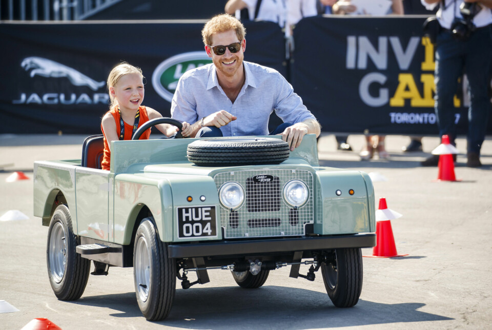 BILSLALÅM: Prins Harry leker seg under et show der Jaguar/Land Rover er sponsor. Jenta på bildet er en gjest og ikke blant prinsens og hustruen Meghans to barn.