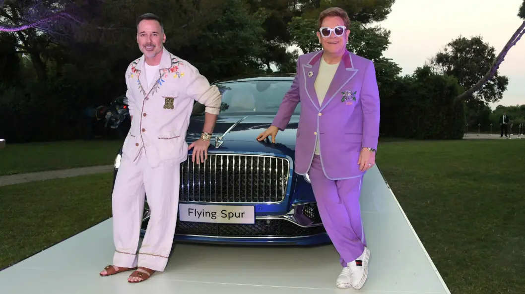 <span class="font-weight-bold" data-lab-font_weight_desktop="font-weight-bold">PÅ PODIET: </span>Elton John og mannen David Furnish er engasjert i Elton John Aids Foundation – som auksjonerte bort en Bentley Flying Spur. I bytte mot syv millioner kroner fikk vinneren tilgang til et Bentley-team som skreddersydde eksemplaret. <span class="font-weight-bold" data-lab-font_weight_desktop="font-weight-bold">PÅ PODIET: </span>Elton John og mannen David Furnish er engasjert i Elton John Aids Foundation – som auksjonerte bort en Bentley Flying Spur. I bytte mot syv millioner kroner fikk vinneren tilgang til et Bentley-team som skreddersydde eksemplaret.