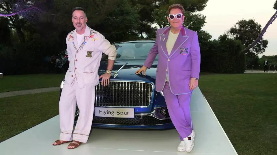 PÅ PODIET: Elton John og mannen David Furnish er engasjert i Elton John Aids Foundation – som auksjonerte bort en Bentley Flying Spur. I bytte mot syv millioner kroner fikk vinneren tilgang til et Bentley-team som skreddersydde eksemplaret.