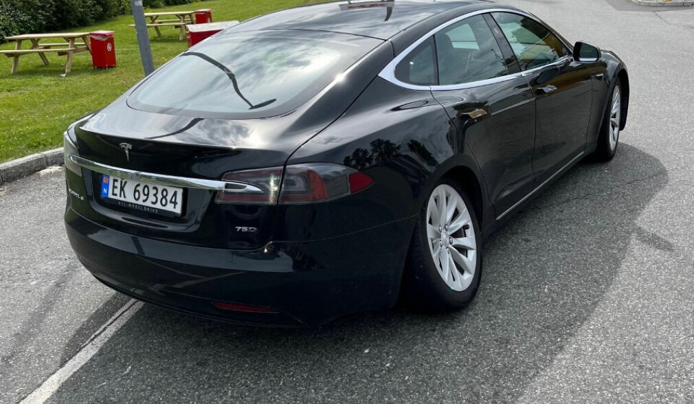 Plutselig knakk bære­armen på Teslaen