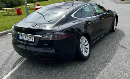 Plutselig knakk bære­armen på Teslaen