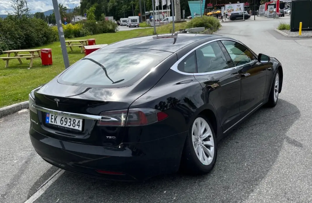 SKJEVT HJUL: Teslaen til Jan Eric Elleri ble stående slik. SKJEVT HJUL: Teslaen til Jan Eric Elleri ble stående slik.
