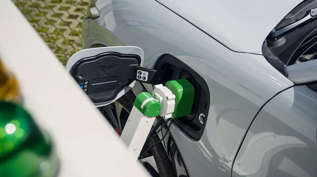 GJØR DET SELV: En Ford Mustang Mach-E tilkoblet den robotstyrte ladeløsningen. GJØR DET SELV: En Ford Mustang Mach-E tilkoblet den robotstyrte ladeløsningen.
