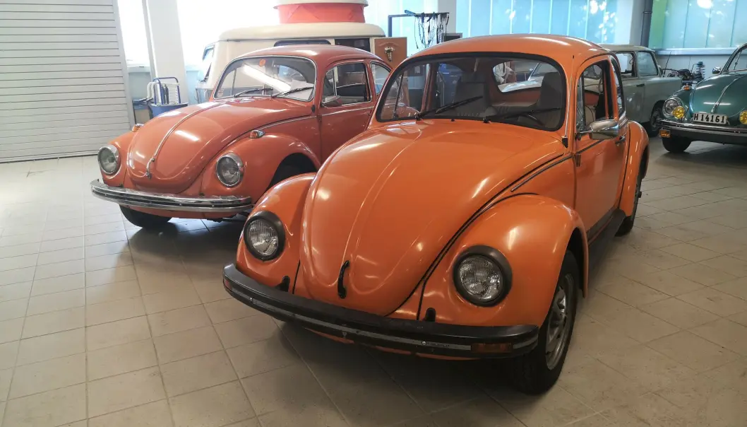 <span class=" font-weight-bold" data-lab-font_weight_desktop="font-weight-bold">JEANS-BOBLE:</span> VW 1302 (til venstre) representerte i 1970 den største utviklingen i Boblas historie, med blant annet forlenget frontparti som ga plass til et nytt forhjulsoppheng, samt bedre bagasjeplass. Jeans-Bobla med dongeriinteriør og sort i stedet for krom, skulle appellere til de unge, men var basert på den eldre VW 1200. I bakgrunnen skimtes Bobla på gamle svenske skilt som skal ha tilhørt et ABBA-medlem. <span class=" font-weight-bold" data-lab-font_weight_desktop="font-weight-bold">JEANS-BOBLE:</span> VW 1302 (til venstre) representerte i 1970 den største utviklingen i Boblas historie, med blant annet forlenget frontparti som ga plass til et nytt forhjulsoppheng, samt bedre bagasjeplass. Jeans-Bobla med dongeriinteriør og sort i stedet for krom, skulle appellere til de unge, men var basert på den eldre VW 1200. I bakgrunnen skimtes Bobla på gamle svenske skilt som skal ha tilhørt et ABBA-medlem.