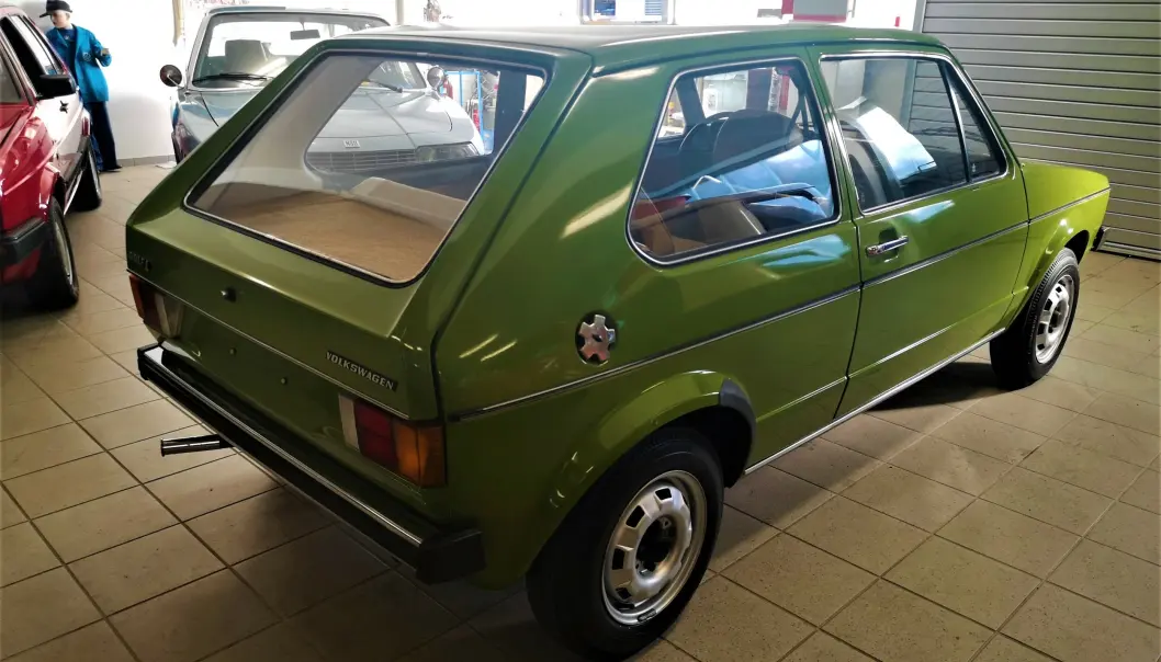 <span class=" font-weight-bold" data-lab-font_weight_desktop="font-weight-bold">22.000 KM: </span>Denne lofotengrønne Golf L med 50 hk fra 1975 så meget bra ut, men det burde den også gjøre med 22.000 km på speedometeret og en pris på rundt 220.000 norske kroner. <span class=" font-weight-bold" data-lab-font_weight_desktop="font-weight-bold">22.000 KM: </span>Denne lofotengrønne Golf L med 50 hk fra 1975 så meget bra ut, men det burde den også gjøre med 22.000 km på speedometeret og en pris på rundt 220.000 norske kroner.