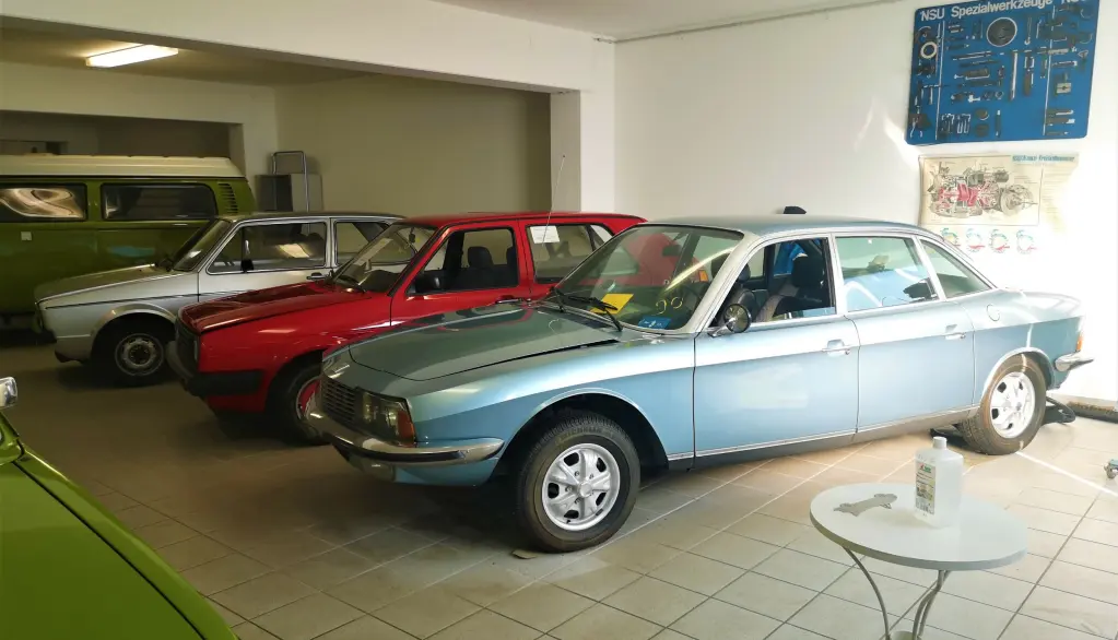 <span class=" font-weight-bold" data-lab-font_weight_desktop="font-weight-bold">SVÆRT MODERNE:</span> NSU Ro 80 debuterte i 1967 med et design langt forut for sin tid, wankelmotor og andre spennende løsninger. Dessverre var den svært upålitelig og ble en stor økonomisk belastning for produsenten. VW tok over NSU i 1969. Fra 1982 har svært mye Audi-design vært inspirert av denne. <span class=" font-weight-bold" data-lab-font_weight_desktop="font-weight-bold">SVÆRT MODERNE:</span> NSU Ro 80 debuterte i 1967 med et design langt forut for sin tid, wankelmotor og andre spennende løsninger. Dessverre var den svært upålitelig og ble en stor økonomisk belastning for produsenten. VW tok over NSU i 1969. Fra 1982 har svært mye Audi-design vært inspirert av denne.