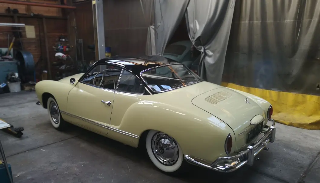 <span class=" font-weight-bold" data-lab-font_weight_desktop="font-weight-bold">LITE SPORTY</span>: Karmann Ghia var et resultat av et trekantsamarbeid mellom Volkswagen, designstudioet Ghia i Torino og karosserifabrikken Karmann i Osnabrück. Den var i produksjon fra 1955 til den ble avløst av Scirocco i 1974. Dens sportslige ytre ble ikke akkurat matchet av motoren, som på sitt meste ga 50 hester. <span class=" font-weight-bold" data-lab-font_weight_desktop="font-weight-bold">LITE SPORTY</span>: Karmann Ghia var et resultat av et trekantsamarbeid mellom Volkswagen, designstudioet Ghia i Torino og karosserifabrikken Karmann i Osnabrück. Den var i produksjon fra 1955 til den ble avløst av Scirocco i 1974. Dens sportslige ytre ble ikke akkurat matchet av motoren, som på sitt meste ga 50 hester.