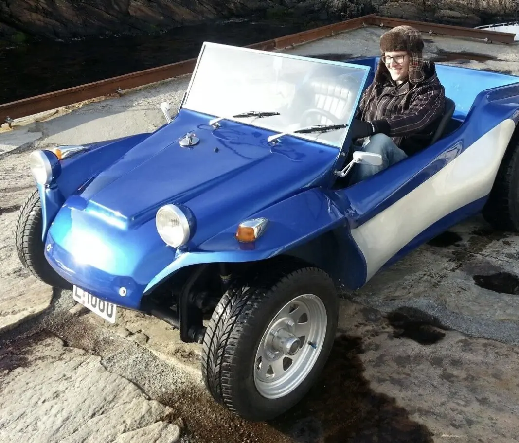 <span class="font-weight-bold" data-lab-font_weight_desktop="font-weight-bold">VINDFANG: </span>Simon Knarvik kjører Beach Buggy så ørene flagrer på et hvert hodeplagg. <span class="font-weight-bold" data-lab-font_weight_desktop="font-weight-bold">VINDFANG: </span>Simon Knarvik kjører Beach Buggy så ørene flagrer på et hvert hodeplagg.