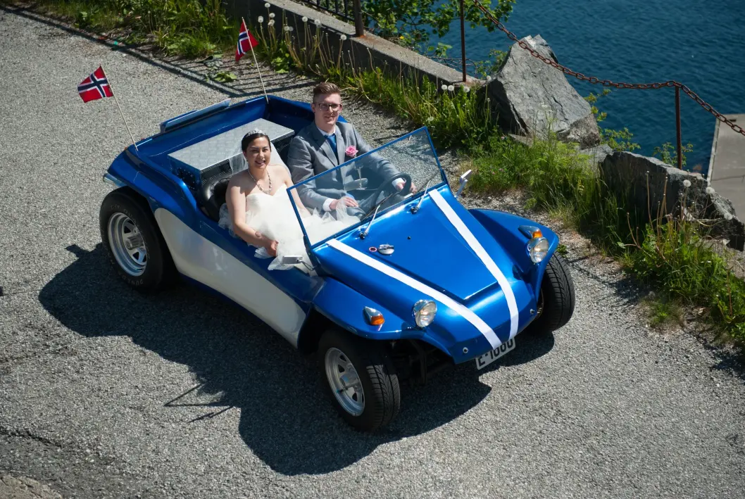 <span class="font-weight-bold" data-lab-font_weight_desktop="font-weight-bold">VEIEN ER LIVET:</span> Jeanett og Simon Knarvik handlet inn Beach Buggy kort tid før bryllupet for seks år siden. <span class="font-weight-bold" data-lab-font_weight_desktop="font-weight-bold">VEIEN ER LIVET:</span> Jeanett og Simon Knarvik handlet inn Beach Buggy kort tid før bryllupet for seks år siden.