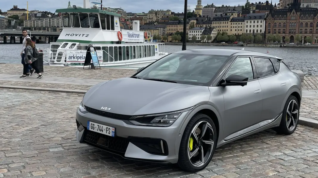 <span class="font-weight-bold" data-lab-font_weight_desktop="font-weight-bold">NOE Å SE PÅ:</span> Du MÅ ikke parkere der du ikke skal parkere, for at EV6 skal fange nysgjerriges blikk. <span class="font-weight-bold" data-lab-font_weight_desktop="font-weight-bold">NOE Å SE PÅ:</span> Du MÅ ikke parkere der du ikke skal parkere, for at EV6 skal fange nysgjerriges blikk.