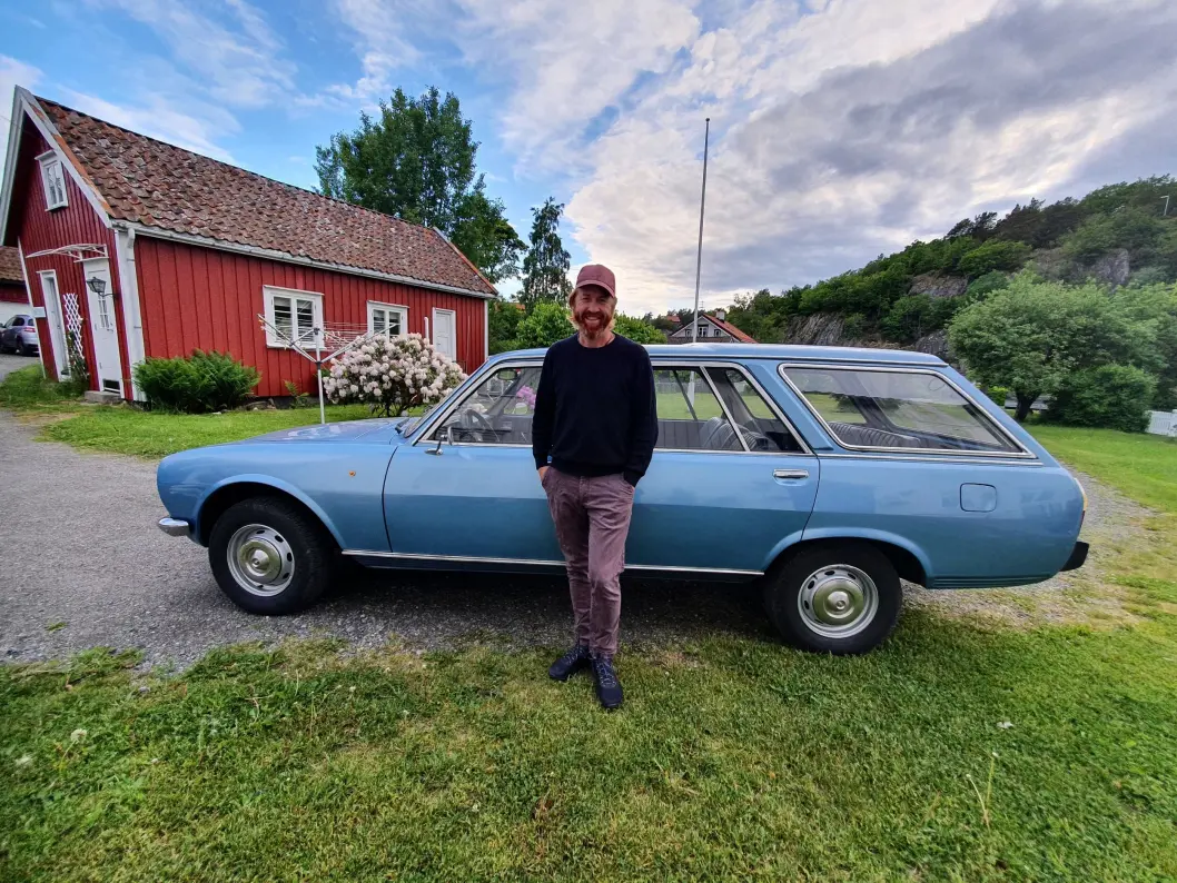 <span class="font-weight-bold" data-lab-font_weight_desktop="font-weight-bold">HJEMME PÅ TUNET: </span>Prest Bjørn Inge Holberg har en fortid som baksetepassasjer i denne stasjonsvognutgaven av Peugeot 504 – kalt Familiale, grunnet at antall seter er økt fra fem til sju. <span class="font-weight-bold" data-lab-font_weight_desktop="font-weight-bold">HJEMME PÅ TUNET: </span>Prest Bjørn Inge Holberg har en fortid som baksetepassasjer i denne stasjonsvognutgaven av Peugeot 504 – kalt Familiale, grunnet at antall seter er økt fra fem til sju.