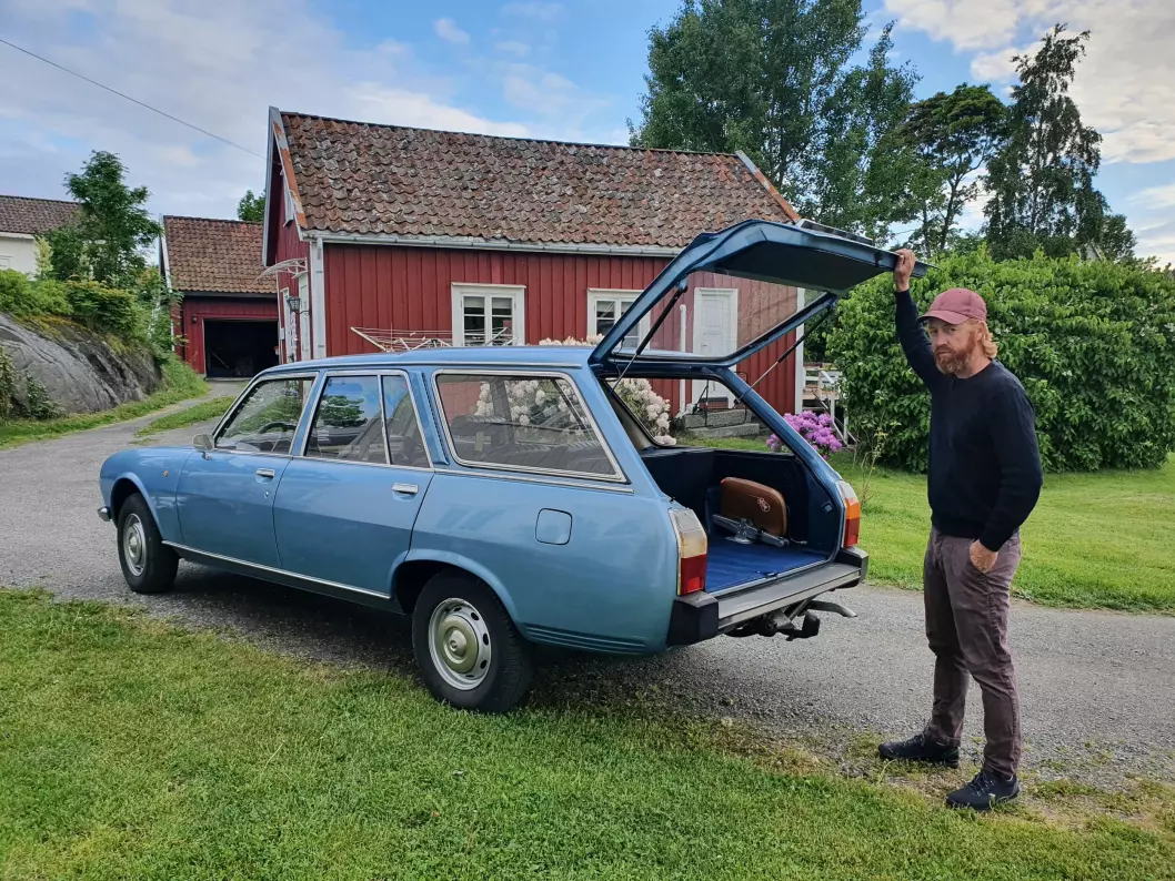 ÅPEN KLASSE: Nordsjø-prest Bjørn Inge Holberg mener Peugeot 504 har en langt smartere konstruksjon enn for eksempel Mercedes.