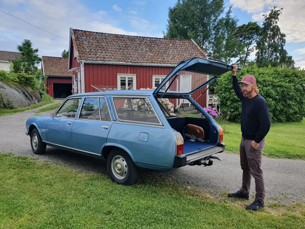 ÅPEN KLASSE: Nordsjø-prest Bjørn Inge Holberg mener Peugeot 504 har en langt smartere konstruksjon enn for eksempel Mercedes. ÅPEN KLASSE: Nordsjø-prest Bjørn Inge Holberg mener Peugeot 504 har en langt smartere konstruksjon enn for eksempel Mercedes.