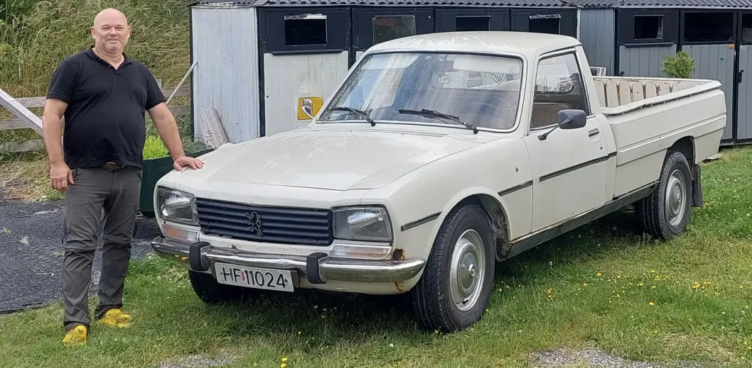 <span class="font-weight-bold" data-lab-font_weight_desktop="font-weight-bold">PICK-UP:</span> Minnesund-mannen Tony Vanneste ratter en sjelden utgave av Peugeot 504 – hvor den bakre delen av karosseriet er fjernet og erstattet med raust lasteplan. <span class="font-weight-bold" data-lab-font_weight_desktop="font-weight-bold">PICK-UP:</span> Minnesund-mannen Tony Vanneste ratter en sjelden utgave av Peugeot 504 – hvor den bakre delen av karosseriet er fjernet og erstattet med raust lasteplan.