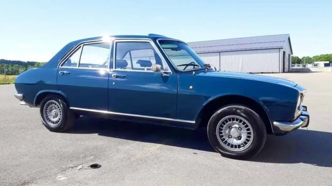 <span class="font-weight-bold" data-lab-font_weight_desktop="font-weight-bold">BLÅMANN: </span>Til hverdags i Norge kjører Tony Vanneste og hunden en hvit Peugeot 504 pick-up. På feriestedet i Frankrike skjøtter han en smellvakker, blå 504 sedan – den mest solgte modellvarianten. <span class="font-weight-bold" data-lab-font_weight_desktop="font-weight-bold">BLÅMANN: </span>Til hverdags i Norge kjører Tony Vanneste og hunden en hvit Peugeot 504 pick-up. På feriestedet i Frankrike skjøtter han en smellvakker, blå 504 sedan – den mest solgte modellvarianten.