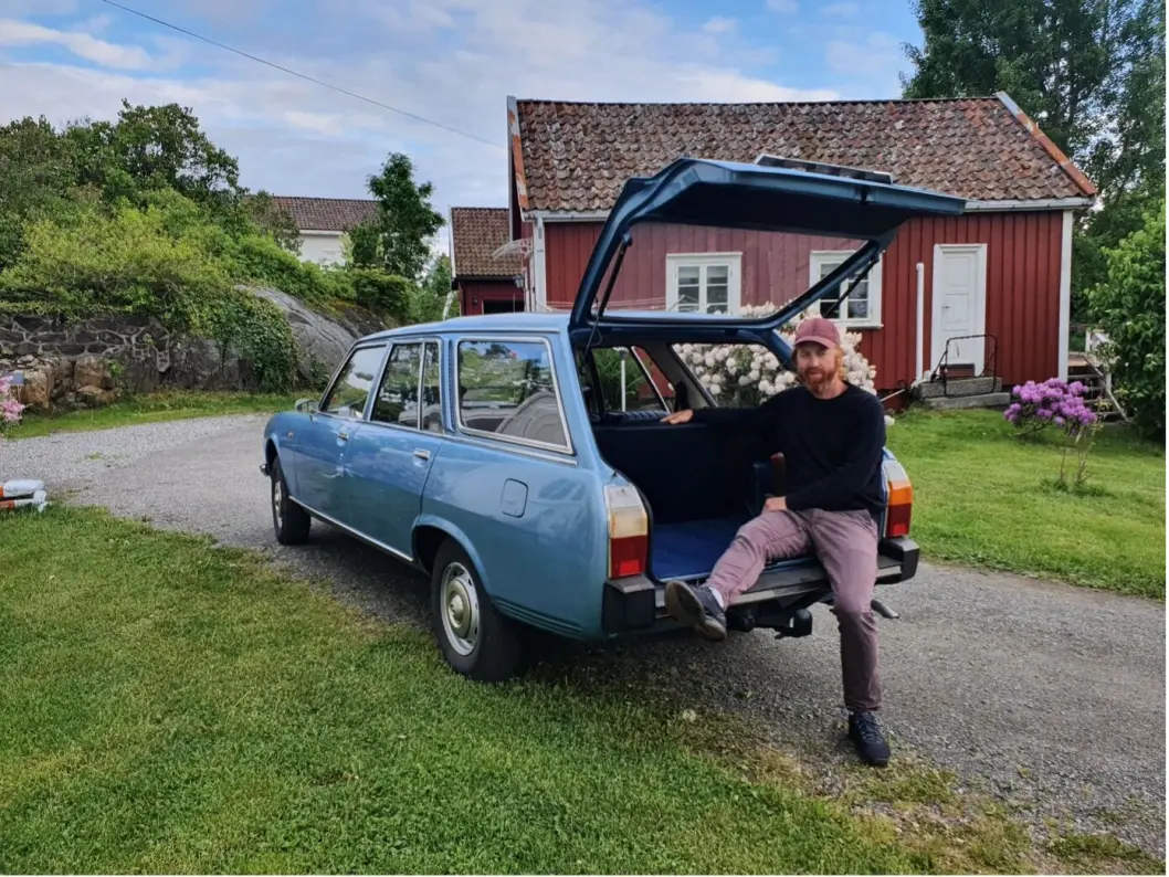 <span class="font-weight-bold" data-lab-font_weight_desktop="font-weight-bold">LUKEPARKERT: </span>Bjørn Inge Holberg snakker gjerne varmt om sin Peugeot 504 Familiale – så lenge du lar han holde på. <span class="font-weight-bold" data-lab-font_weight_desktop="font-weight-bold">LUKEPARKERT: </span>Bjørn Inge Holberg snakker gjerne varmt om sin Peugeot 504 Familiale – så lenge du lar han holde på.