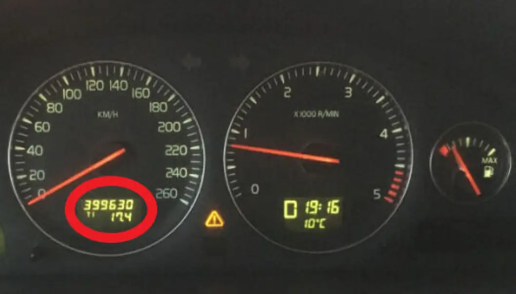 399.630 KM: Da Anne-Karin og mannen fikk tilbake bilen, sto kilometertelleren på nesten 400.000 kilometer. 399.630 KM: Da Anne-Karin og mannen fikk tilbake bilen, sto kilometertelleren på nesten 400.000 kilometer.