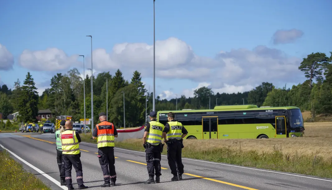 TRIST ULYKKESSOMMER: Mandag denne uken mistet to personer livet da en buss og en personbil kolliderte i Halden. TRIST ULYKKESSOMMER: Mandag denne uken mistet to personer livet da en buss og en personbil kolliderte i Halden.