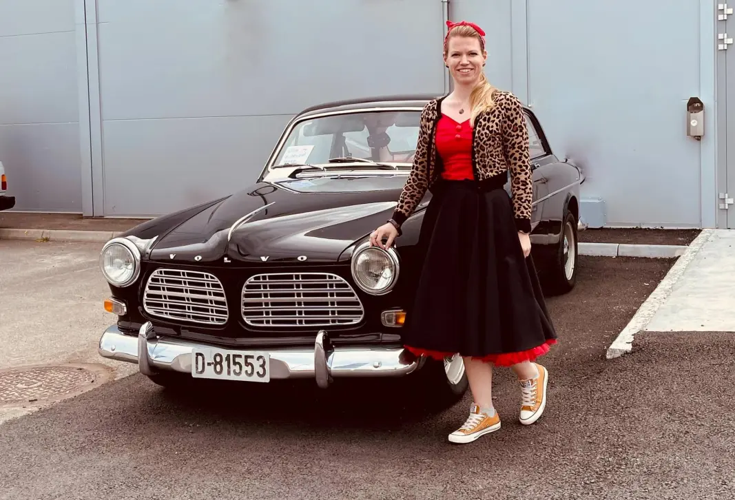 SAMTALEMNE: Line Tholsson Hansen synes skravlete folk som kommer bort for å prate om hennes Volvo Amazon, er en pur glede, ikke en plage. SAMTALEMNE: Line Tholsson Hansen synes skravlete folk som kommer bort for å prate om hennes Volvo Amazon, er en pur glede, ikke en plage.