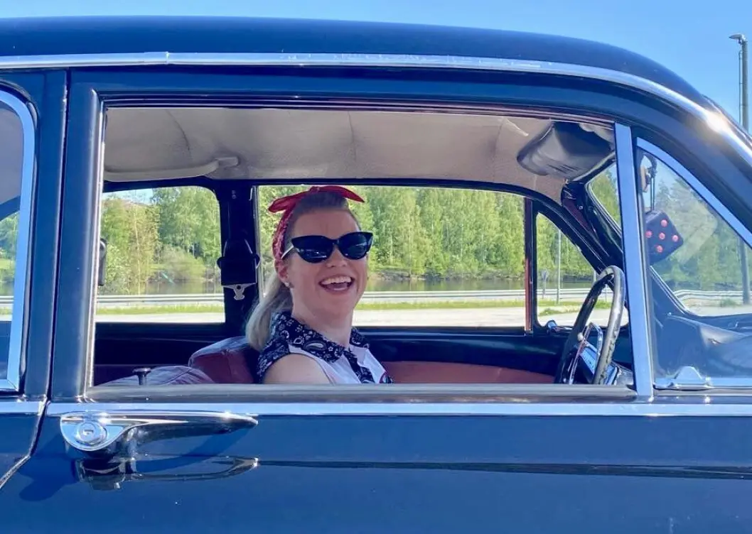 <span class="font-weight-bold" data-lab-font_weight_desktop="font-weight-bold">ÅPENT VINDU: </span>Sommeren igjennom ser Line Tholsson Hansen på Volvo Amazon som et samlingspunkt for bilprat og annen hygge. <span class="font-weight-bold" data-lab-font_weight_desktop="font-weight-bold">ÅPENT VINDU: </span>Sommeren igjennom ser Line Tholsson Hansen på Volvo Amazon som et samlingspunkt for bilprat og annen hygge.