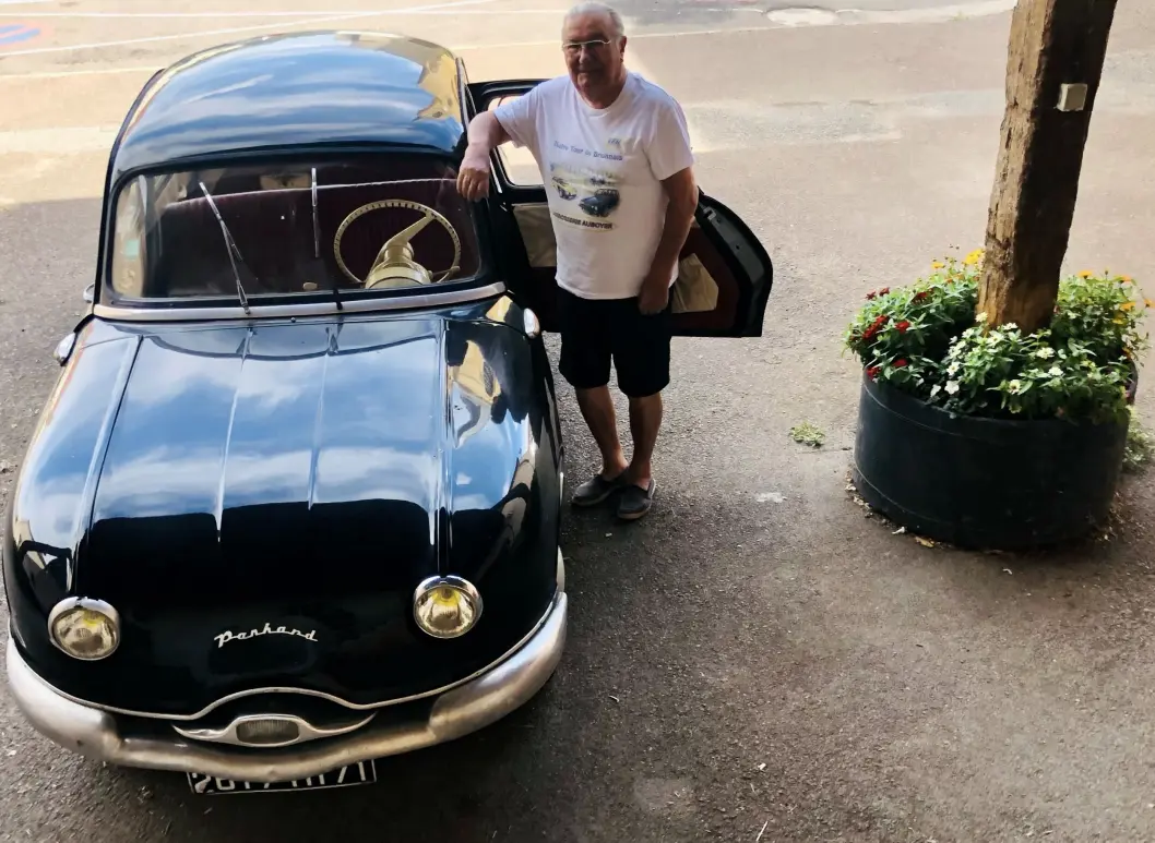 <span class="font-weight-bold" data-lab-font_weight_desktop="font-weight-bold">VETERANVOKTEREN: </span>Maurice Degout har egen rallyklubb. Bruksbilen, en Panhard Dyna Z, er et av 1950-tallets mest avanserte kjøretøyer, med seks seter og enkelte deler i aluminium. <span class="font-weight-bold" data-lab-font_weight_desktop="font-weight-bold">VETERANVOKTEREN: </span>Maurice Degout har egen rallyklubb. Bruksbilen, en Panhard Dyna Z, er et av 1950-tallets mest avanserte kjøretøyer, med seks seter og enkelte deler i aluminium.