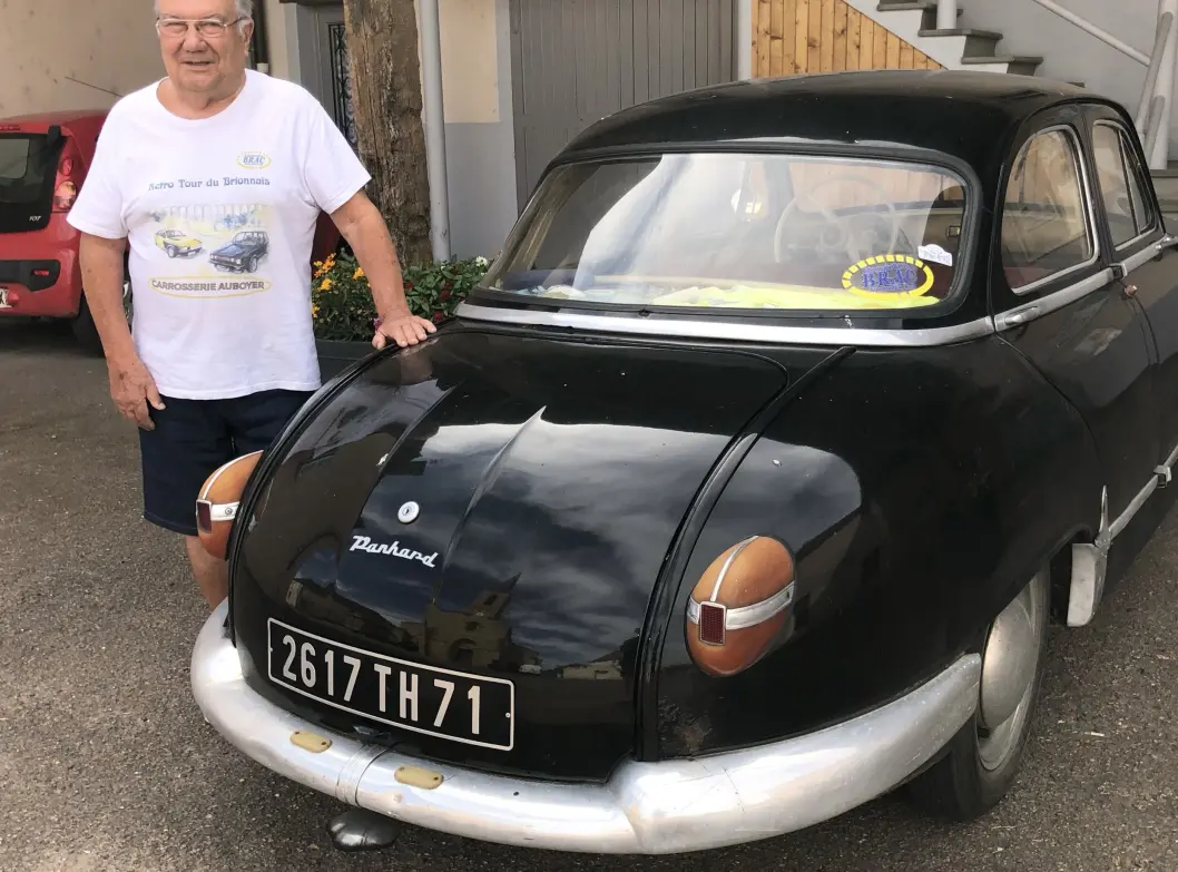 <span class="font-weight-bold" data-lab-font_weight_desktop="font-weight-bold">BRUKSKUNST:</span> Maurice Degout kjenner ikke oss, men gir en spontandemonstrasjon av bruksbilen, en Panhard Dyna Z fra en tid da ingeniører – og ikke stylister – var bilindustriens konger. <span class="font-weight-bold" data-lab-font_weight_desktop="font-weight-bold">BRUKSKUNST:</span> Maurice Degout kjenner ikke oss, men gir en spontandemonstrasjon av bruksbilen, en Panhard Dyna Z fra en tid da ingeniører – og ikke stylister – var bilindustriens konger.