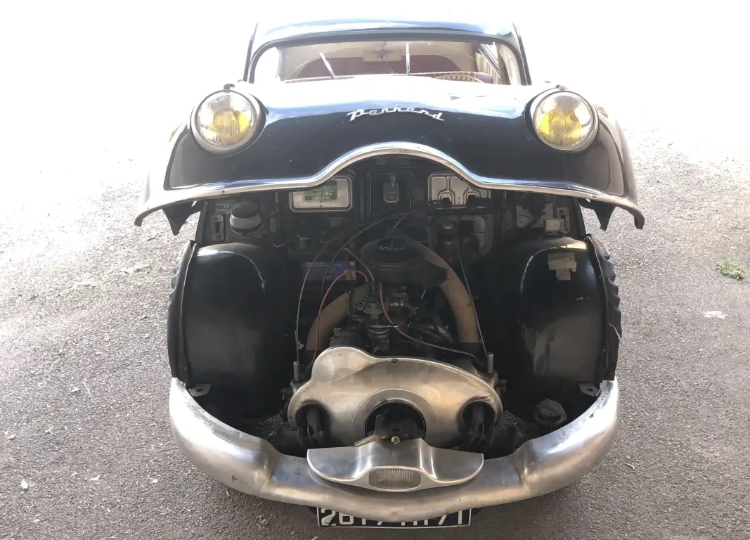 <span class="font-weight-bold" data-lab-font_weight_desktop="font-weight-bold">ÅPEN KJEFT: </span>Panseret på Panhard Dyna Z er er i bunn og grunn hele fronten. Eieren Maurice Degout demonstrerer dramatikken når det hele står på vidt gap. <span class="font-weight-bold" data-lab-font_weight_desktop="font-weight-bold">ÅPEN KJEFT: </span>Panseret på Panhard Dyna Z er er i bunn og grunn hele fronten. Eieren Maurice Degout demonstrerer dramatikken når det hele står på vidt gap.