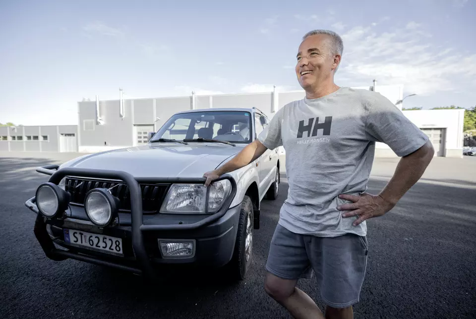 BIL PÅ FRIGANG: Ole Gunnar Selås med et godt grep om kufangeren som traff en vegg i Agder fengsel da hans Toyota Land Cruiser tok seg en tur på egen hånd.