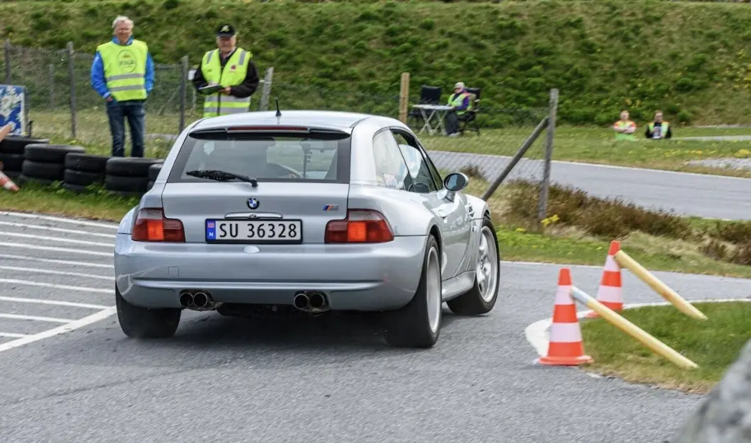 <span class="font-weight-bold" data-lab-font_weight_desktop="font-weight-bold">SVINGSTANG:</span> Nils Christopher Hofgaard er beryktet banekjører, i positiv forstand, med sin Z3 M Coupé. <span class="font-weight-bold" data-lab-font_weight_desktop="font-weight-bold">SVINGSTANG:</span> Nils Christopher Hofgaard er beryktet banekjører, i positiv forstand, med sin Z3 M Coupé.