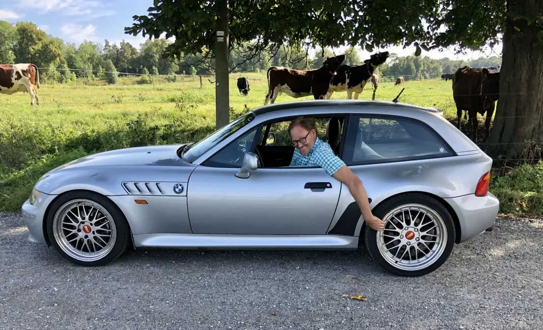 <span class="font-weight-bold" data-lab-font_weight_desktop="font-weight-bold">KLÅFINGRET:</span> Z3 Coupé-advokat Nils Erik Werenskiold demonstrerer hvordan bilen er en av få, nyere modeller hvor sjåføren kan berøre bakhjulet fra førerplassen. <span class="font-weight-bold" data-lab-font_weight_desktop="font-weight-bold">KLÅFINGRET:</span> Z3 Coupé-advokat Nils Erik Werenskiold demonstrerer hvordan bilen er en av få, nyere modeller hvor sjåføren kan berøre bakhjulet fra førerplassen.