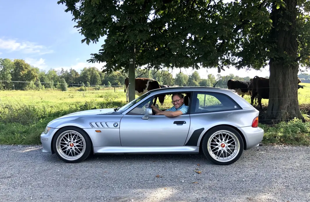 <span class="font-weight-bold" data-lab-font_weight_desktop="font-weight-bold">FORMSPREK:</span> Oslo-mannen Nils Erik Werenskiold har holdt ut med BMW Z3 Coupé i 12 år på grunn av rå ytelser og enda råere former. <span class="font-weight-bold" data-lab-font_weight_desktop="font-weight-bold">FORMSPREK:</span> Oslo-mannen Nils Erik Werenskiold har holdt ut med BMW Z3 Coupé i 12 år på grunn av rå ytelser og enda råere former.