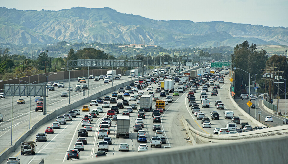 MINDRE UTSLIPP: California vil vedta en ny lov som kraftig reduserer utslippene fra biltrafikken, som her ved San Fernando Valley nord i Los Angeles.