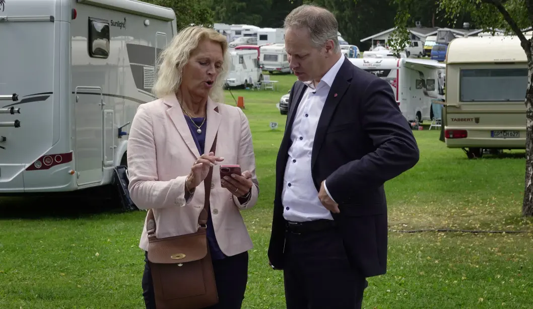 TID OG PENGER SPART: 200.000 kjøretøyeiere slipper nå turene til og fra trafikkstasjonene for av- eller påregistrering av sesongkjøretøyet. Det gleder vegvesen-direktør Bodil Rønning Dreyer og samferdselsminister Jon-Ivar Nygård.Click to add image caption TID OG PENGER SPART: 200.000 kjøretøyeiere slipper nå turene til og fra trafikkstasjonene for av- eller påregistrering av sesongkjøretøyet. Det gleder vegvesen-direktør Bodil Rønning Dreyer og samferdselsminister Jon-Ivar Nygård.Click to add image caption