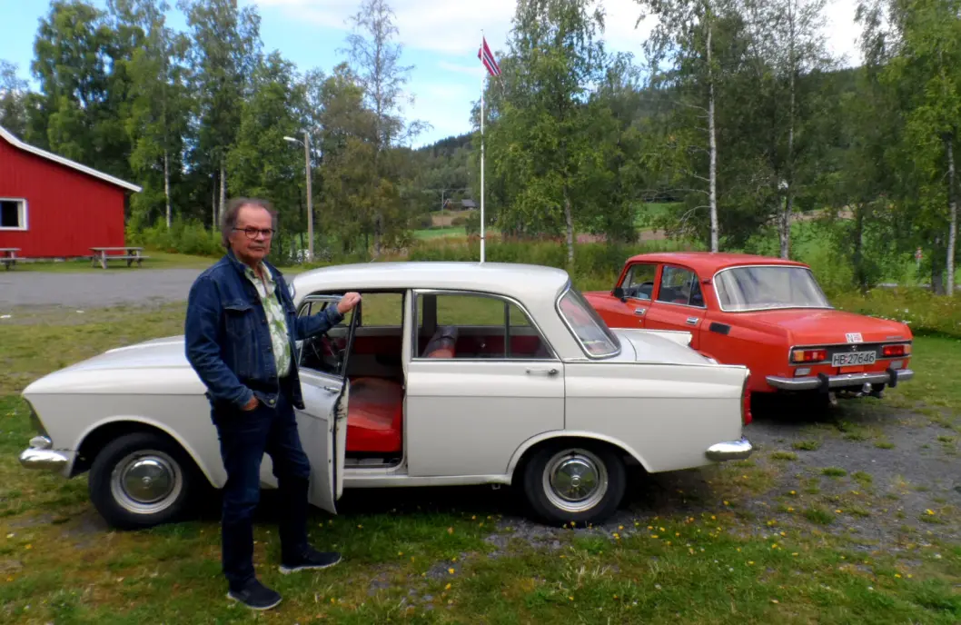 <span class="font-weight-bold" data-lab-font_weight_desktop="font-weight-bold">RUSSOFIL:</span> Jan Paulsen har kjørt Moskvitch helt siden 1983. <span class="font-weight-bold" data-lab-font_weight_desktop="font-weight-bold">RUSSOFIL:</span> Jan Paulsen har kjørt Moskvitch helt siden 1983.