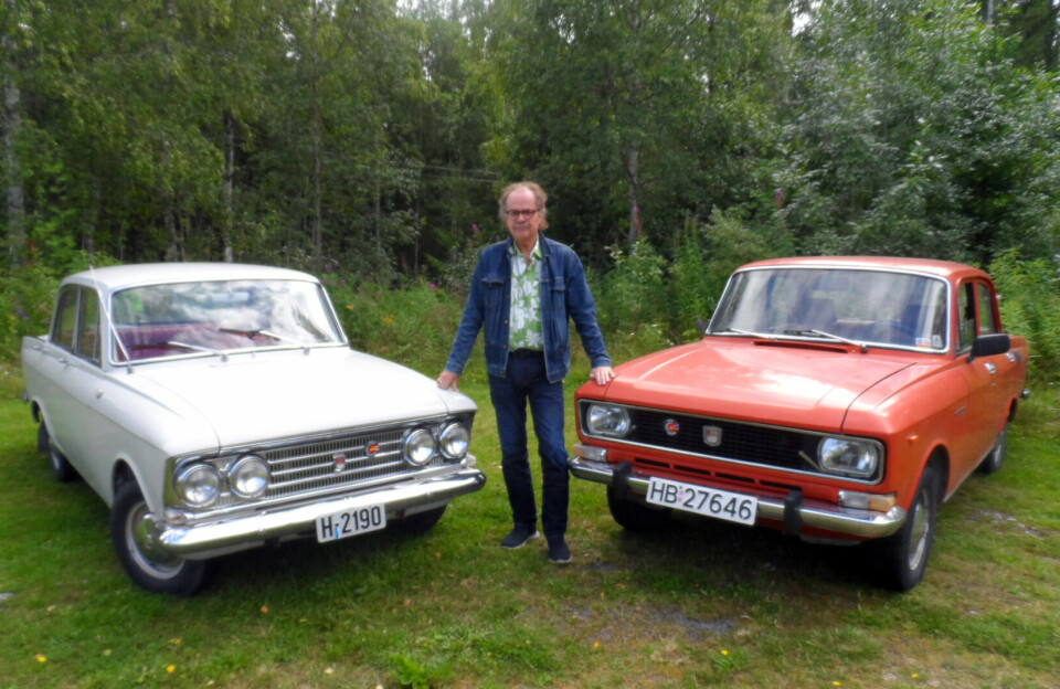 ØSTAVIND: Jan Paulsen i Lillehammer er trofast Moskvitch-supporter. Den hvite, en med modellbetegnelse 408, er fra 1966 – og den oransje, en 2140, fra 1977.