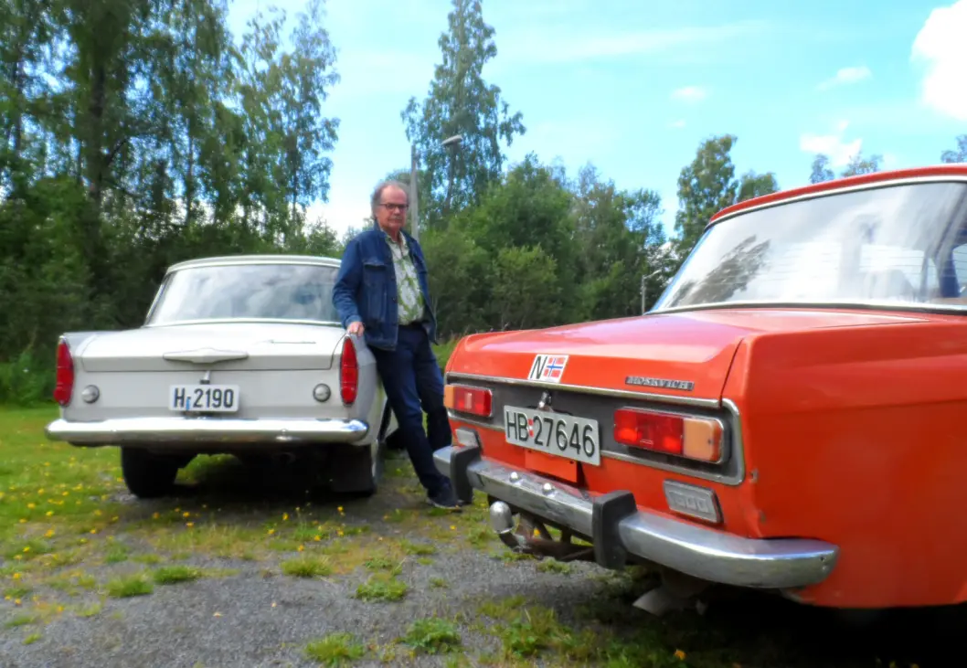 <span class="font-weight-bold" data-lab-font_weight_desktop="font-weight-bold">SONE ØST:</span> Den hvite 1966-modellen og den oransje 1977-utgaven har identisk base, men karosserier med variasjoner over samme tema. Eier Jan Paulsen har ingen til salgs. <span class="font-weight-bold" data-lab-font_weight_desktop="font-weight-bold">SONE ØST:</span> Den hvite 1966-modellen og den oransje 1977-utgaven har identisk base, men karosserier med variasjoner over samme tema. Eier Jan Paulsen har ingen til salgs.