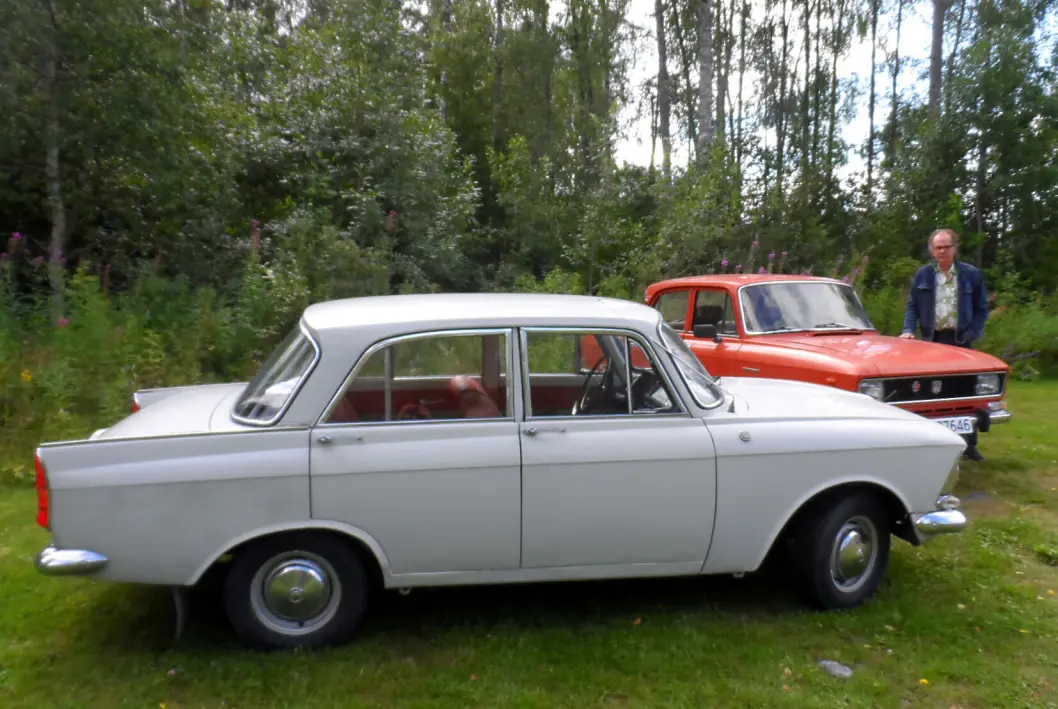 <span class="font-weight-bold" data-lab-font_weight_desktop="font-weight-bold">SOVJETSTÅL:</span> Lillehamringen Jan Paulsen synes sine Moskvitch 408 og 2140 gjør sommerhalvåret litt mer russisk på den positive måten. <span class="font-weight-bold" data-lab-font_weight_desktop="font-weight-bold">SOVJETSTÅL:</span> Lillehamringen Jan Paulsen synes sine Moskvitch 408 og 2140 gjør sommerhalvåret litt mer russisk på den positive måten.