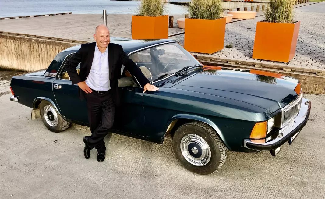 SOVJETFLÅTE: Lars Saunes i Asker kjører Norges eneste Volga 3102. Bilen fra Sovjet-epoken vekker daglig oppsikt blant Østlandets Teslaer, BMW-er og Audier.