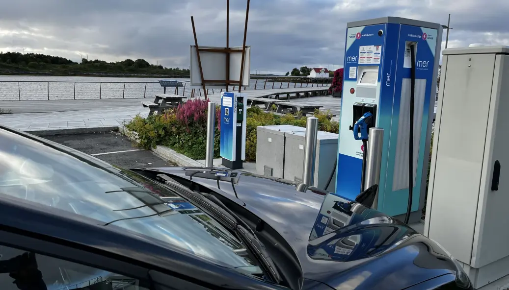 IKKE BILLIG: Lader du på denne ladestasjonen i Brønnøysund, eller på hvilken som helst annen ladestasjon i Nord-Norge, betaler du akkurat det samme som i Sør-Norge. IKKE BILLIG: Lader du på denne ladestasjonen i Brønnøysund, eller på hvilken som helst annen ladestasjon i Nord-Norge, betaler du akkurat det samme som i Sør-Norge.