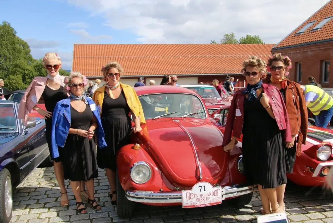 HÅRRULL-RALLY: Den aldrende Folkevogna rommer stort hår og enda mer plasskrevende hårruller. Fra venstre: Elin Therese Dahl, Stine Krabseth, Cathrine DeGeer, Madelen Såtvedt og Malin Såtvedt. HÅRRULL-RALLY: Den aldrende Folkevogna rommer stort hår og enda mer plasskrevende hårruller. Fra venstre: Elin Therese Dahl, Stine Krabseth, Cathrine DeGeer, Madelen Såtvedt og Malin Såtvedt.