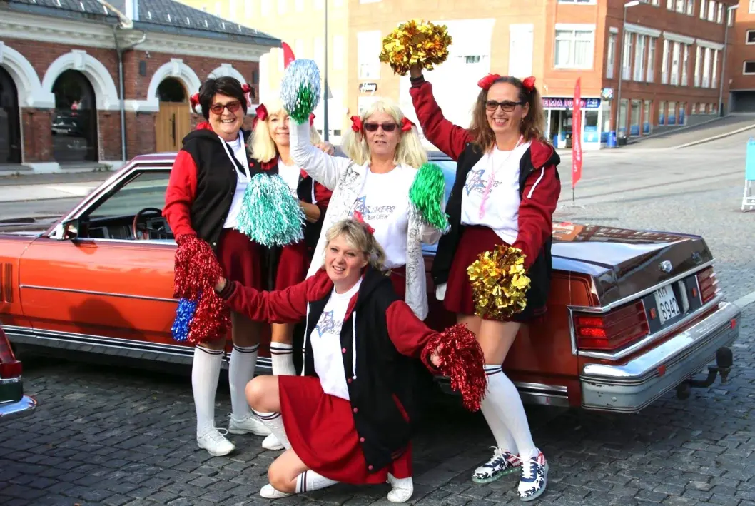 <span class="font-weight-bold" data-lab-font_weight_desktop="font-weight-bold">HEIAGJENG: </span>Venninneflokken i Mercury Grand Marquis valgte et år temaet «cheerleaders» og kledde seg ut deretter. Fra venstre: Vigdis Arntzen, Grethe Linnes, Sidsel Bollerud og Toril Enger. Foran: Bileier Reidun Viken. <span class="font-weight-bold" data-lab-font_weight_desktop="font-weight-bold">HEIAGJENG: </span>Venninneflokken i Mercury Grand Marquis valgte et år temaet «cheerleaders» og kledde seg ut deretter. Fra venstre: Vigdis Arntzen, Grethe Linnes, Sidsel Bollerud og Toril Enger. Foran: Bileier Reidun Viken.