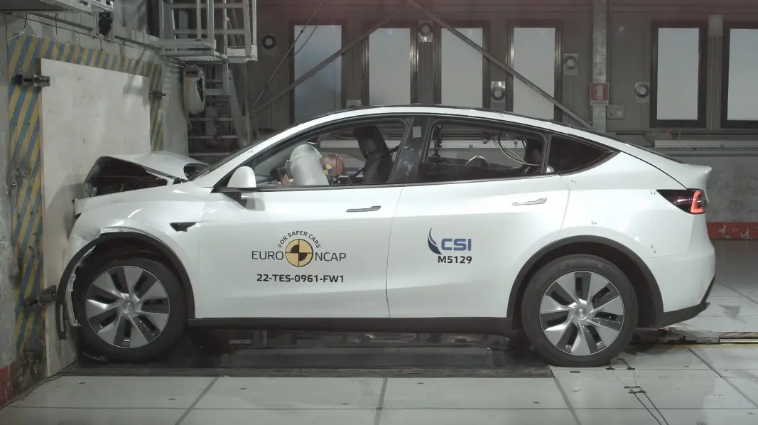 VINNER MED ET SMELL: Slik ser det ut når en Tesla Model Y smeller fronten inn i en vegg i 50 km/t. VINNER MED ET SMELL: Slik ser det ut når en Tesla Model Y smeller fronten inn i en vegg i 50 km/t.