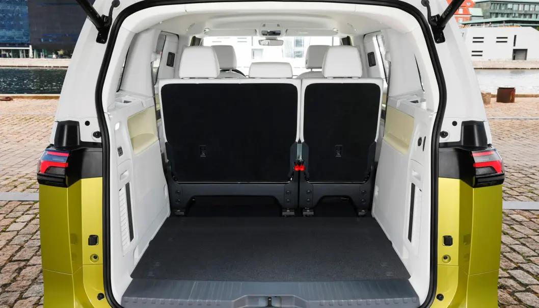 <span class=" font-weight-bold" data-lab-font_weight_desktop="font-weight-bold">ENORMT:</span> Bagasjerommet er omtrent dobbelt så stort som i en velvoksen familie-SUV. Bagasjeromsgulvet kan fåes i to høyder. <span class=" font-weight-bold" data-lab-font_weight_desktop="font-weight-bold">ENORMT:</span> Bagasjerommet er omtrent dobbelt så stort som i en velvoksen familie-SUV. Bagasjeromsgulvet kan fåes i to høyder.