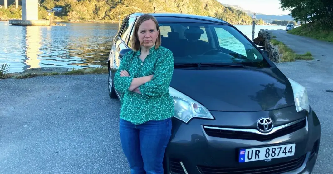 OPPGITT: Else Kristin Mitei med familiens 11 år gamle Toyota. OPPGITT: Else Kristin Mitei med familiens 11 år gamle Toyota.