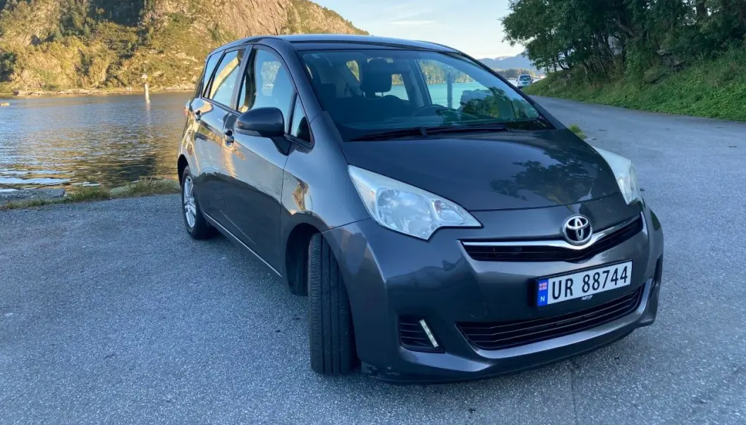 <span class=" font-weight-bold" data-lab-font_weight_desktop="font-weight-bold">172.000 KM: </span>Denne Toyota Versoen er ikke ny. Den har gått 172.000 kilometer. <span class=" font-weight-bold" data-lab-font_weight_desktop="font-weight-bold">172.000 KM: </span>Denne Toyota Versoen er ikke ny. Den har gått 172.000 kilometer.