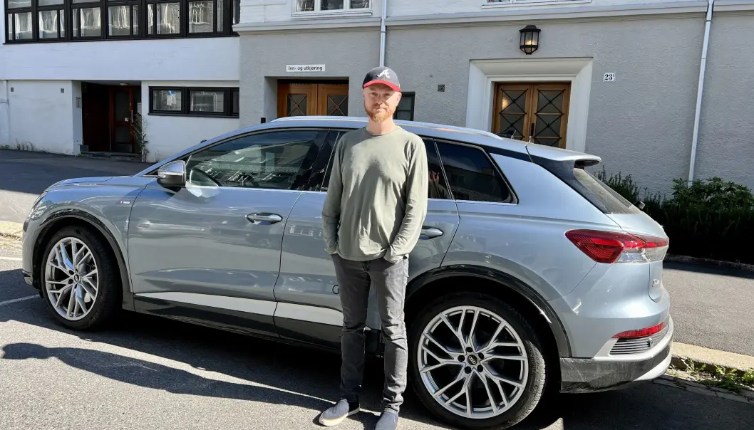 SUV-AKSJON: Mikael Svenson foran sin Audi Q4 e-tron, som ble tappet for luft av miljøvernaktivister. SUV-AKSJON: Mikael Svenson foran sin Audi Q4 e-tron, som ble tappet for luft av miljøvernaktivister.