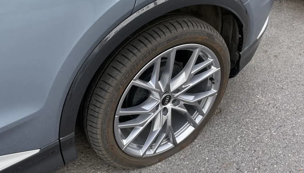 <span class=" font-weight-bold" data-lab-font_weight_desktop="font-weight-bold">FLATT:</span> Et dekk uten luft kan gi store skader på både dekk og felg om bilen kjøres. Audien til Mikael Svenson gikk cirka 50 meter før dette ble oppdaget. <span class=" font-weight-bold" data-lab-font_weight_desktop="font-weight-bold">FLATT:</span> Et dekk uten luft kan gi store skader på både dekk og felg om bilen kjøres. Audien til Mikael Svenson gikk cirka 50 meter før dette ble oppdaget.