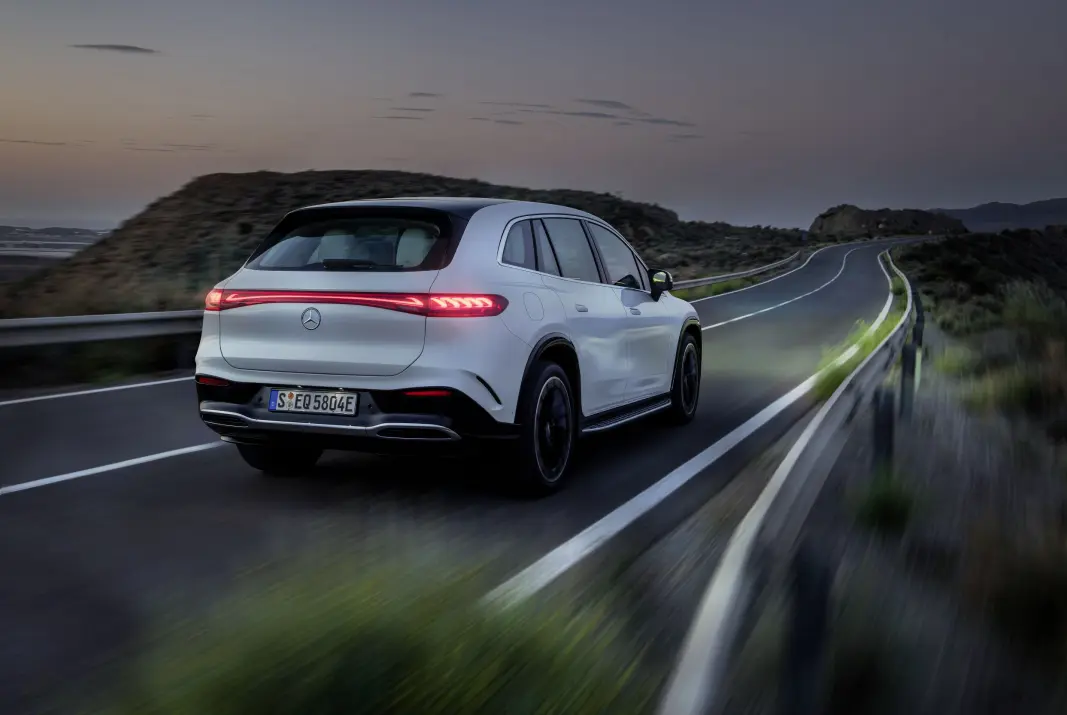 60 MIL PLUSS: EQS SUV kommer med WLTP-rekkevidde på 611 km og forbruk mellom 20,8 og 24,2 kWt. 60 MIL PLUSS: EQS SUV kommer med WLTP-rekkevidde på 611 km og forbruk mellom 20,8 og 24,2 kWt.
