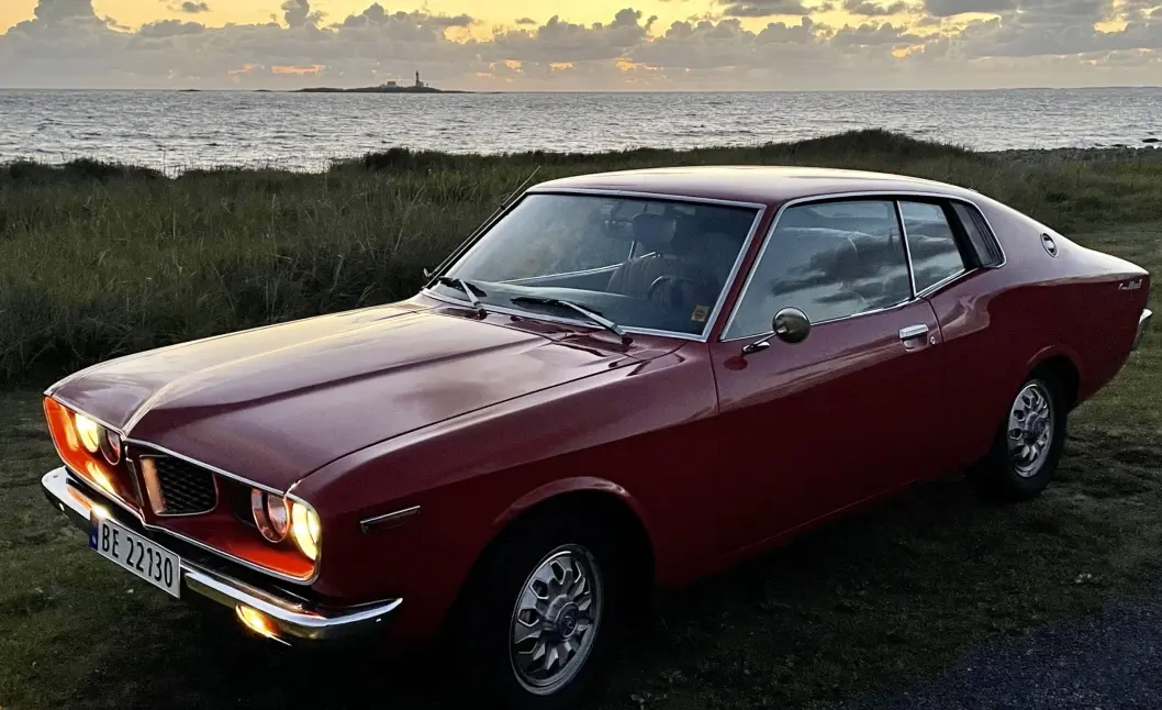 <span class="font-weight-bold" data-lab-font_weight_desktop="font-weight-bold">SJELDENT VAKKERT: </span>Ståle Oftedal viser gjerne fram sin Toyota Mark II Coupé, slik at folk får oppdage hvordan en av Norges sjeldneste biler ser ut. Her i høstlig landskap på Jæren. <span class="font-weight-bold" data-lab-font_weight_desktop="font-weight-bold">SJELDENT VAKKERT: </span>Ståle Oftedal viser gjerne fram sin Toyota Mark II Coupé, slik at folk får oppdage hvordan en av Norges sjeldneste biler ser ut. Her i høstlig landskap på Jæren.