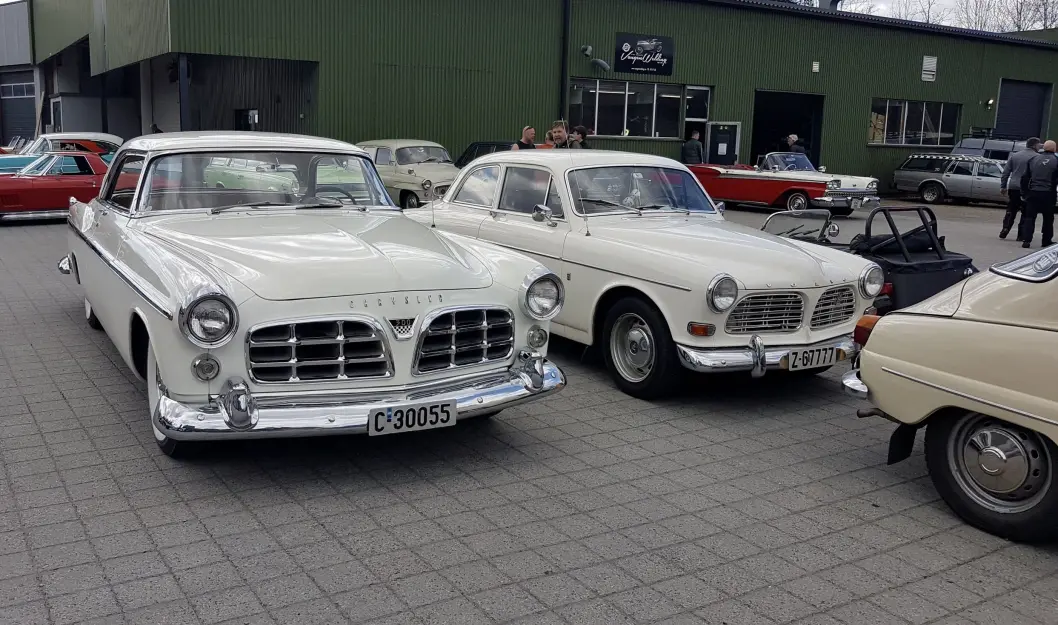 <span class="font-weight-bold" data-lab-font_weight_desktop="font-weight-bold">TVILLINGSJELER:</span> Chrysler C-300 (venstre) skal ha stått modell for Volvos designere da de gjøv løs på oppgaven med å finne formene til Amazon (høyre). Narve Nordangen ser de amerikanske genene i ytterligere modeller fra andre fabrikanter. <span class="font-weight-bold" data-lab-font_weight_desktop="font-weight-bold">TVILLINGSJELER:</span> Chrysler C-300 (venstre) skal ha stått modell for Volvos designere da de gjøv løs på oppgaven med å finne formene til Amazon (høyre). Narve Nordangen ser de amerikanske genene i ytterligere modeller fra andre fabrikanter.